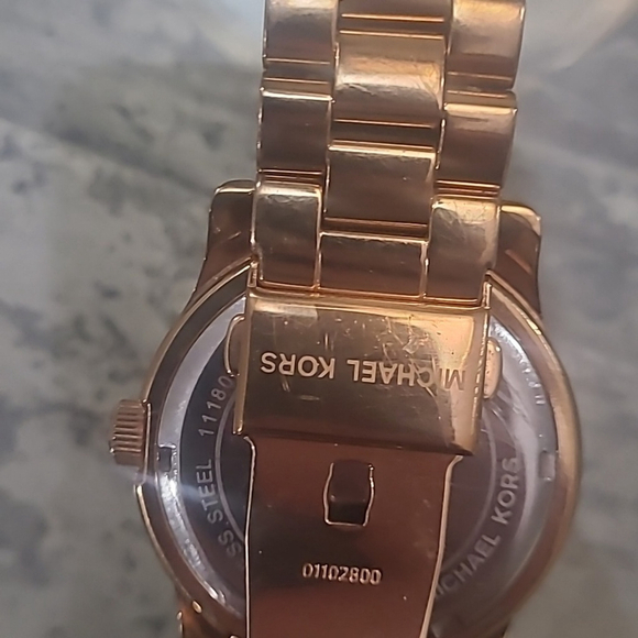 Authentic MICHAEL KORS Runway Crystal Baguette Rose Gold Ladies Watch like new - Picture 11 of 12